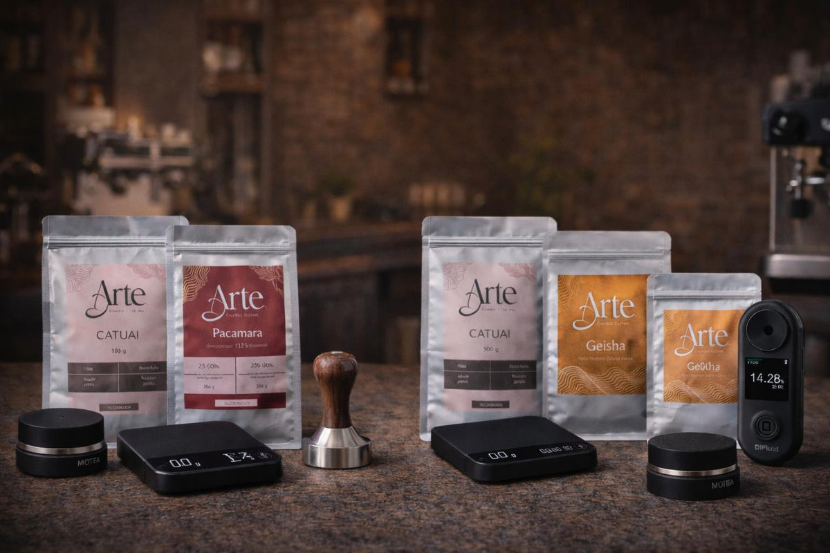 Bolsas de café Arte Coffee (Catuai, Pacamara y Geisha) junto a básculas digitales, tamper y refractómetro, equipo completo de barista